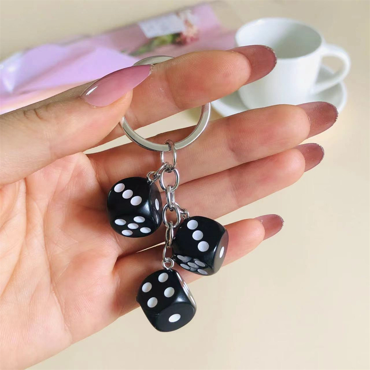 Gaming Accessories Men - พวงกุญแจลูกเต๋า3D น่ารักสำหรับผู้หญิงผู้ชายกระเป๋าถือเครื่องประดับ DIY สำหรับเป็นของขวัญของที่ระลึกก้อนลูกบาศก์เครื่องประดับในรถยนต์